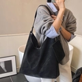 Détail du sac hobo noir mat avec surpiqûres blanches et petit porte-monnaie carré - Noir