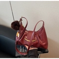 Dettaglio borsa a tracolla bordeaux con finiture dorate e ciondolo di peluche morbido - Con Ciondolo / Borgogna