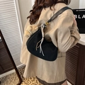 Schwarze Retro-Wildleder-Hobo-Tasche für Damen mit Plüschhund und geflochtenem Anhänger - Schwarz mit Anhänger
