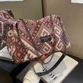 Borsa tote in tessuto con motivo geometrico etnico, catena e etichetta in pelle rosso scuro - Rosso
