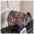 Borsa a spalla in jacquard etnico con motivi geometrici e tracolla a catena in metallo - Blu