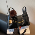 Borsa a tracolla nera a mezzaluna in finta pelle plissettata con fibbia oro - Con Ciondolo / Nero