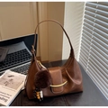 Borsa sottobraccio a mezzaluna in finta pelle marrone con finiture dorate e pompon - Con Ciondolo / Marrone