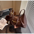 Borsa a mezzaluna in pelle marrone scuro con fibbia dorata e ciondolo di peluche - Con Ciondolo / caffè