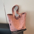 Bolso tote grande minimalista rosa palo en nailon sobre un sofá negro moderno - Rosa