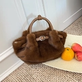 Bolso de mano de felpa marrón oscuro con asas de cuero y hebilla metálica decorativa - Marrón