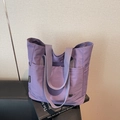 Bolso tote de nailon morado con correas anchas y detalle de logotipo de metal - Morado