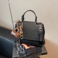 Borsa a mano da donna in pelle nera con motivo litchi e tracolla rimovibile - Con Ciondolo / Nero (Con Ciondolo)