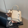 Elegante borsa a mano in pelle beige con mini charm e tracolla regolabile da donna - Con Ciondolo / Bianco Sporco (Con Ciondolo)