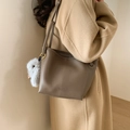 Borsa a spalla in pelle martellata testa di moro con dettagli dorati e charm coniglio - Grigio Elefante con Ciondolo
