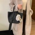 Borsa a secchiello minimalista in pelle nera da donna con ciondolo a forma di coniglio - Nero con ciondolo