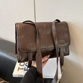 Borsa a tracolla vintage marrone scuro in pelle cerata con design a patta rettangolare - Marrone