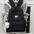 Nahaufnahme eines schwarzen Stepprucksacks mit Rautenmuster und süßem Katzen-Plüschanhänger - Mit Katzenanhänger / Schwarz