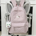 Detail eines rosa gesteppten Rucksacks mit Rautenmuster, Plüschkatzenanhänger und Vortasche - Mit Katzenanhänger / Rosa