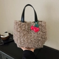 Sac seau en fausse fourrure marron clair avec pendentif cerise et poignée noire - Khaki avec Pendentif