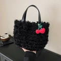Sac fourre-tout en polaire noire avec poignées en cuir et pendentif cerise rouge - Noir avec pendentif