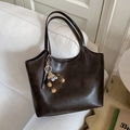Bolso tote retro de cuero marrón oscuro brillante con un lindo colgante de peluche - Con Colgante / Marrón