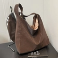 Bolso tote grande marrón oscuro de cuero sintético texturizado con forro de satén dorado - café