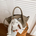 Borsa a secchiello in pelle marrone con un soffice ciondolo a forma di coniglio grigio - Con Ciondolo / Grigio elefante