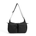 Detalle de bandolera de nailon negro impermeable con bolsillos delanteros con cremallera - Gris