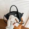 Borsa a secchiello in pelle martellata nera con ciondolo a coniglio in peluche e fibbia argentata - Con Ciondolo / Nero