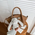 Borsa a secchiello in pelle litchi marrone con fibbia argento e ciondolo a coniglio - Con Ciondolo / Marrone