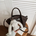 Borsa a secchiello marrone caffè in pelle martellata con ciondolo a coniglio e fibbia - Con Ciondolo / Marrone