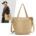 Dettaglio borsa tote grande in nylon kaki con tracolla larga regolabile e rimovibile - Cachi