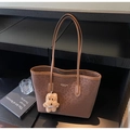 Detalle de bolso tote con estampado de leopardo, colgante de oso y acabado en cuero sintético - Color Café (Con Colgante)