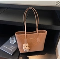 Detalle de bolso tote marrón con relieve de leopardo y colgante de perro de peluche - Marrón (Con Colgante)