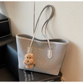 Primer plano de textura de leopardo en bolso tote gris con detalle de oso de peluche - Plateado (Con Colgante)
