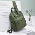 Details des armygrünen Nylon-Rucksacks mit atmungsaktivem Mesh-Polster am Rückenteil - Grün