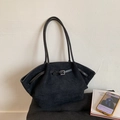 Detalle de bolso tote de ante negro con asas finas y hebilla metálica elegante - Negro