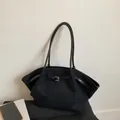 Détail du sac cabas en daim noir avec boucle en métal argenté et finition texturée - Noir