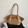 Détail du cabas en daim kaki montrant la texture douce et la boucle argentée - Khaki