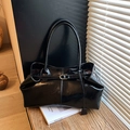 Bolso tote retro en cuero negro brillante con hebilla metálica y gran capacidad - Negro