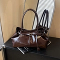 Bolso tote de charol marrón oscuro con correas decorativas y acabado brillante retro - Marrón