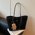 Grote zwarte tote bag met luipaardprint, suède textuur en een bruine beer hanger - Zwart met hanger