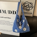 Borsa tote blu in peluche con motivi floreali bianchi e alamaro in legno - Blu