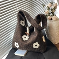 Borsa tote in peluche marrone con motivo a margherite e chiusura con alamari in legno - Marrone