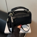 Borsa a tracolla in pelle nera lucida con dettagli dorati e manico superiore - Nero