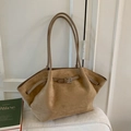 Bolso tote de ante marrón claro con diseño plisado y correa decorativa de estilo minimalista - Caqui