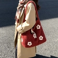 Borsa tote in peluche rosso scuro con motivi floreali bianchi e chiusura a coulisse - Rosso