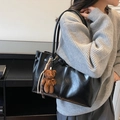 Bolso tote negro vintage de textura arrugada brillante con colgante de oso marrón - Negro con colgante