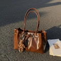 Bolso tote marrón brillante vintage con detalle de hebilla y amuleto de oso - Marrón con colgante