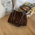 Detail der dunkelbraunen gesteppten Beuteltasche aus Wildleder mit Silberkette - Braun