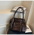 Gros plan d'un sac cabas marron foncé vintage avec bandoulière à boucle réglable et texture cuir PU - Marron