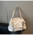 Détail du sac fourre-tout blanc crème avec fermetures éclair décoratives et poches multiples - Blanc