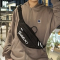 Modieuze zwarte geruite crossbodytas met witte TENGRUN-letters en reflecterende band - Zwart
