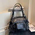 Grand sac cabas noir en similicuir avec boucles en métal argenté et poche extérieure - Noir